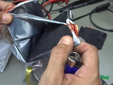 软包的电芯拆解,看一下你手机的电池是不是这样的,危险操作请勿模仿#锂电池 #动力电池