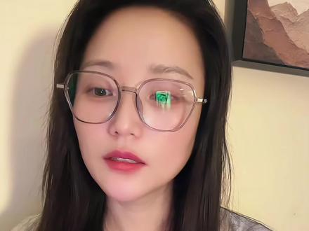 芸芸众生,各有樊笼。有姻缘错配,反得儿女贤良。 有夫妇和顺,奈何体弱多恙。康健如松者,长叹囊中羞涩。金玉满堂者,每忧子嗣庸常。有少年得志,半百既赴泉台。有半生蹉,老来终成大器。 情真爱浓,偏遇薄情浪子。游戏人间,竟逢痴心佳人。子女慧极常做蓬飘萍散。儿孙愚钝反得绕膝承欢。有勤如蜂蚁,终身碌碌只温饱,有狡作狐鼠,一时得势便称雄。有怀瑾握瑜者,淹于市井尘垢。有弄潮逐浪儿,终作沧海蜉蝣。文墨纵横, 困于名僵利索,庙堂高居,累于权谋顷轧。商人拥帛愁销路,耕者扶犁望丰年,造化何曾有偏私。 红尘本自是难全,日月尚有盈亏之憾,山河犹存崩裂之悲,况血肉之躯乎。宇宙洪荒里,谁非芥子微尘,江湖逆旅中尽是霜途倦客,命数如棋局局变,浮生似茗盏盏新。百样营谋烟火客,各藏风雪各肩霜。逐日贪嗔者,徒增三干烦恼。守缺抱朴者,自得一片澄明。莫见他人起高楼,且看自家灶火温,但守三分知足意,自有清风叩心门。