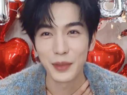 #追星 的意义在此刻升华了#张凌赫27岁生日 直播里听到这些话真的狠狠破防了#张凌赫 #大学生毕业 #内耗 凌赫27岁生日快乐,未来我也会一直支持你的!@张凌赫