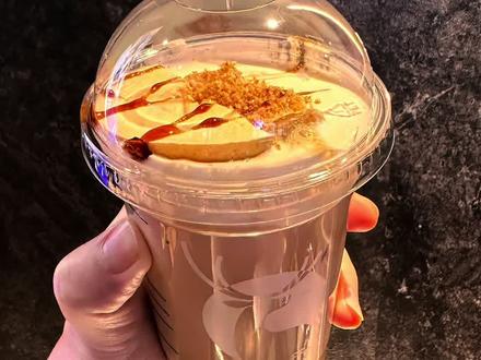 #瑞幸咖啡 #瑞幸 #新品上新 小黄油脆苹果拿铁,味道挺醇厚,和小黄油拿铁差不多。