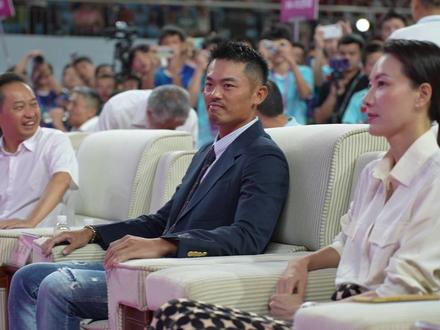 气氛炸裂!#林丹杯羽毛球公开赛 圆满闭幕!恭喜周泽奇@周泽奇 获得公开组男单冠军奖金15万!#羽毛球 #比赛现场