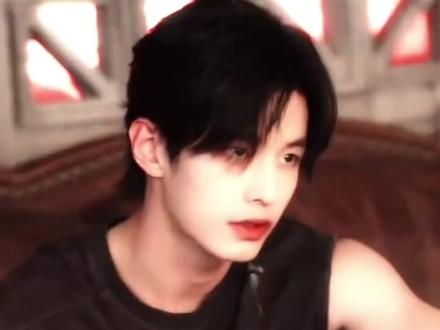 对何与饰演的靳朝完全没有抵抗力!!!太帅太酷了!😍😍😍😍颜值和演技都在线!何与的赛道算是找到了!👍👍👍#何与 #何与靳朝 #帅炸了 #颜值与实力并存 #双轨