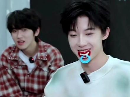 太在乎所以回避,所以纠结,他太清楚在镜头面前,什么行为会被放大了,越来越小心翼翼#奇文#左奇函杨博文#奇文cp#TF家族