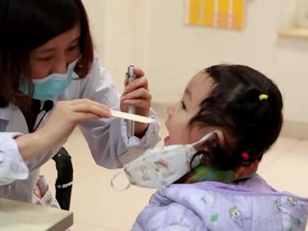 2021版《中国儿童咳嗽诊断与治疗临床实践指南》:常规不推荐感冒患儿急性咳嗽期使用复方感冒药、镇咳药和祛痰药,今年4月,国家药监局发布氨酚黄那敏等14种感冒药儿童慎用!