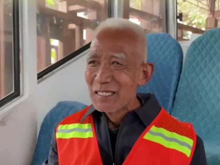 鸡冠洞大爷太会搞宣传了!网友:难道这就是人老实话多?大爷:没有稿子,一说就记住了#河南dou知道