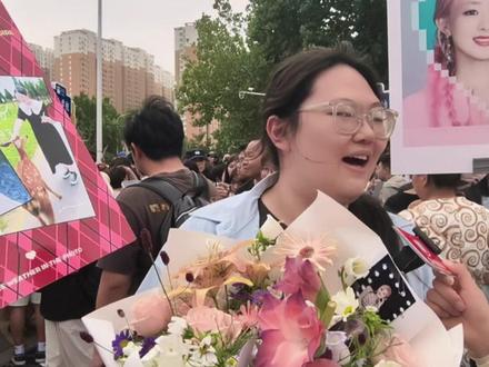 记者现场直击2025高考最后一天,考生:没想到家人们准备了这么多礼物,接下来先睡个三天三夜#媒体精选计划 #青春的答案 #2025高考