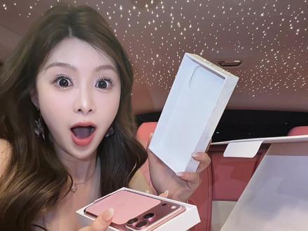 天呐‼️拥有这份礼物太幸运幸福了🥰收获幸福 新的一年就要来了,我带着这个的幸运色,也带着这份被妥善安放的感动。也祝福你们
愿你走过的路,也铺满同样温柔的光。你值得所有的好,并且会越来越好。
站在2025年的最后一晚,这些柔软的记忆,让我对即将到来的日子充满了温柔的期待。
2026年,愿我们继续在彼此的目光里,成为更好的人。愿你的路上常有清风与明灯,愿你的心意永远被人珍惜,一如你珍惜别人那样。新年快乐,愿你被岁月深深厚待。#礼物 #新年礼物 #2026