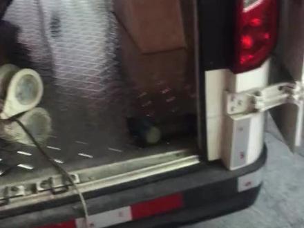 新能源面包车 福田智蓝精灵E7:车厢铺铝板施工中~(铺上铝板后耐磨防腐,防水防滑,便于清洁,全车防护)+前后双录记录仪(含倒车影像)#撸车日常 #现场实拍