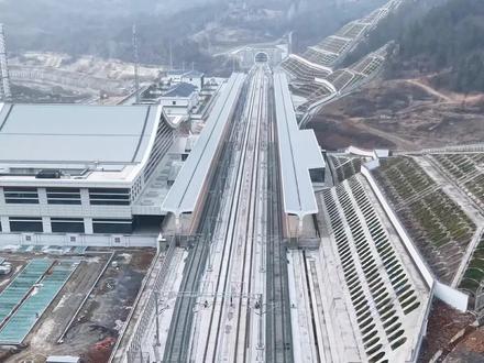 这条即将贯通的钢铁巨龙,让郧西到西安仅需1小时!作为湖北段唯一新建车站,它不仅是“秦楚门户”的交通新枢纽,更藏着郧西七夕文化的浪漫基因。2026年通车后,郧西的山水与烟火,将更快抵达全国。🚄💨#西十高铁 #郧西站 #十堰郧西 #交通强国 #家乡新变化