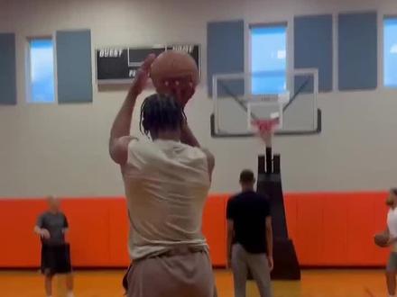 库明加在训练的过程中,弧顶三分球连中,投篮姿势也丝滑了不少,一定要相信执教过顶级前锋的训练师团队。#库明加#金州勇士#三分球