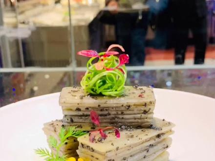 黑松露酱拌芥蓝口味不错,试菜可以一般人看不出来什么菜。双击关注我看更多精彩的菜品教程谢谢支持 #宏港渔家