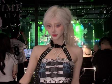 五秒扎高马尾 老婆们问了很久我终于剪完了教程T T久等
#发型教程 #白发 #高马尾