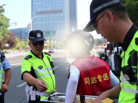 外卖小哥有牌照未悬挂,蜀黍说:“你先送了这一单”