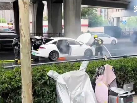 新能源车着火,有人当街抠车标,广汽埃安回应 #广汽埃安