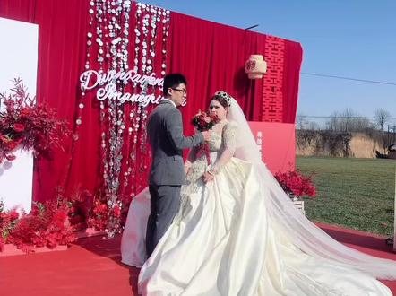 祝福两位新人新婚快乐