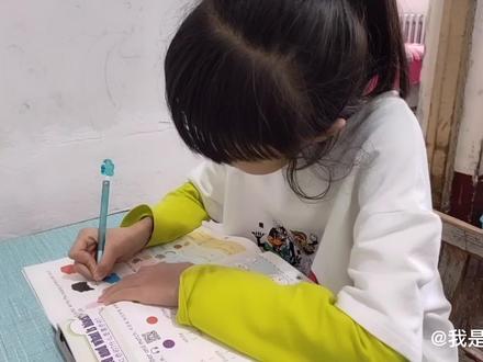 晴宝生病初愈小脸更瘦了,静宝上课偷偷看视频,姐妹俩你问我答