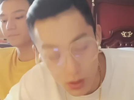 小耳朵仔细听,小嘴巴不说话,王老师上课啦。不听话的小朋友王老师@王鹤棣_Dylan 可是会打屁屁的哟#王鹤棣