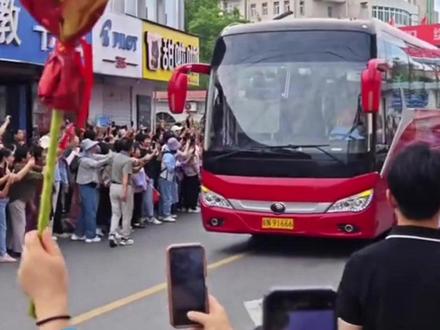毛坦厂中学送考名场面再现!头车“91666” 司机姓马属马,已连续十多年送考,祝愿所有考生马到成功 金榜题名#大象主播说 @主持人嘉祥