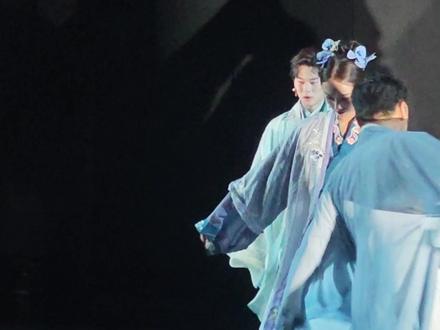 音乐剧《杜十娘》首演谢幕&返场 音乐剧《杜十娘》昨晚(20日)在北京国话先锋智慧剧场首演,故事改编自冯梦龙笔下经典的「杜十娘怒沉百宝箱」,但主创团队通过将原作中对个人命运的「怒」转向对于整个社会结构,也就是居中所谓的「世道」的「怒」,从而和当代性别议题实现挂钩。
此前,我也曾听过很多戏曲舞台上演绎的杜十娘,但故事最终往往让十娘的「悲」盖过了「怒」,以至于我几乎是在这个舞台上第一次意识到杜十娘的形象之刚烈、之决绝,是如何让她足以成为一代经典的。
而相比于原作中过于符号化的角色形象,音乐剧的主创显然试图为所有添加相当程度的背景故事和内心书写,力求让角色变得更加立体——比如鸨儿娘也曾被情所伤所以故意刁难十娘、十娘实为名门望族却因身世流变沦落风尘,以及李甲的那些深情款款的宣言和内心挣扎。
但从某种程度上讲,这似乎反而使得原作的锋芒别的柔和了。曾听过一个说法是,李甲之所以被冠上如此草率的一个名字,是因为冯梦龙觉得他根本不配有名字。而剧中为他赋予的所有那些深情的表达,也都让他之后的言行显得更加可气又可笑,甚至让我一度感觉这故事一进入了一种儿戏般的场景。
但让我想不到的是,十娘最后的高潮戏成功的HOLD住全场的情绪,所有的哂笑都在她的怒吼中化作泪水。那是一种跨越时空的相信,也是一种感同身受的无力。
最后再夸一下音乐吧,开场曲就以一种神形兼备的古色古韵抓住了所有人,剧中三次唱响竟也能唱出三种感觉。而杜妈妈和孙富的唱段竟在古风之上融入了一点爵士风情,为故事添了另一种风味。
#抓马在现场 #音乐剧 #杜十娘 #repo #强东玥