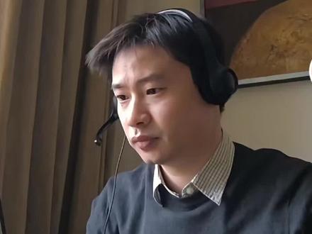 高洋(本明高庆松,又名苟永明),虽然我是从张云鹏回家中才知道的,但他的个人经历和厉行让人又心疼又感动。
他3岁时父母在成都火车站中转走失,一家三口就此失散。父亲寻找两年郁郁而终,母亲后神志不清。他走失后被送到福利院,再被荷兰夫妇收养,在爱和呵护下长大,一路读到莱顿大学语言学博士。
主动寻亲十几年,在2024年他终于成功寻回自己的母亲及家人,尽管母亲过的清苦,他也非常开心穿上了妈妈几十块钱买的鞋,不嫌母贫,接受了这一切,还经常回家看望。
2024年寻亲成功后,他转身也成为“宝贝回家”的志愿者,专门为被海外收养的华人同胞寻亲。
在帮助张云鹏的过程中,为他寻找线索,主动采血入数据库,为他办理10年往还签证,承担巨大风险为他回国认亲做担保,放下工作自费全程陪同回国认亲,忙前忙后,寸步不离。
他说:“只有经历过离散的人,才真正懂得团聚意味着什么”
他的身经厉行就是一束光,照亮每个离散寻亲家庭的路。
他的这份从苦难中长出来的温柔和力量,也感动着同为华夏人。#荷兰高洋#张云鹏#宝贝回家 #张云鹏 #高洋#寻亲