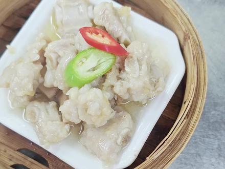 金银蒜排骨 港称 食盐2 味精3 糖5 鸡粉1 生粉5 枧水(半盖) 花生酱(一勺) 豆豉油 炸蒜油 胡椒粉 蒜蓉半斤
先下(食盐,胡椒粉,小苏打,枧水,花生酱)→(味精,鸡粉,砂糖,)→(生粉 )(蒜肉,豆豉油,蒜油)#广式点心 #舌尖上的广式美食 #正宗广式点心 #粤式蒸点