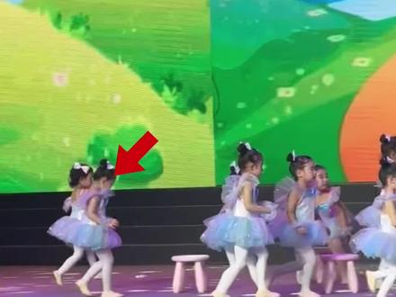 这波操作我给满分!小朋友跳舞时坐错了凳子,急中生智“抢凳”全程高能!#萌娃#抢凳子#舞台表演