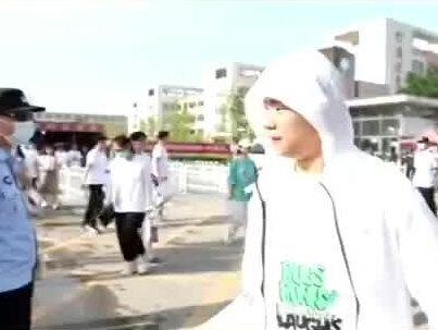 英语考试结束后,那么洒脱的采访,全国1070万考生,唯看你最舒服,嘉祥一中人才辈出#高考加油 #少年强则国强