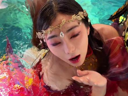 春节期间你会来看我演出吗?出演《龙王招婿》的小龙女哦~我在#青岛明月山海间不夜城 #美人鱼表演 #人鱼公主