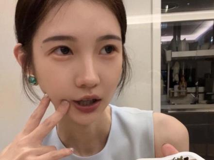 本屌丝第一次吃鱼子酱蛋糕 520奢侈一把🤨
#鱼子酱蛋糕 #美食测评 #屌丝逆袭