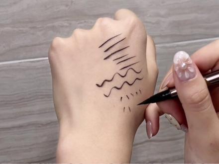 二代女团感古早眼线教程来啦~
#眼线教程 #眼妆