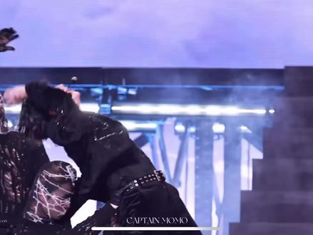 恩仔就这样在舞台上也偷偷监督小杰有没有忘动作吧!
结合之前的🦟料恩仔跟黄朔说小杰老是忘动作笨笨的,更好磕了#橹穆 #橹穆双人舞台 #厂一夫 #四嫂一