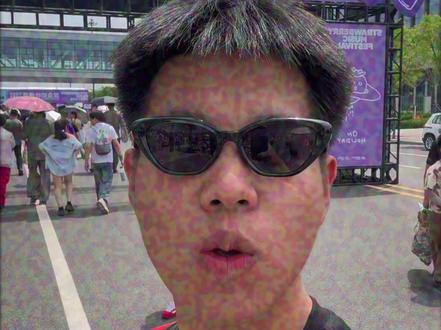在太原听一场草莓音乐节,终于听到了心心念念的万青现场版 #Q同学的vlog #人间烟火 #在拍一种很新的vlog #音乐节