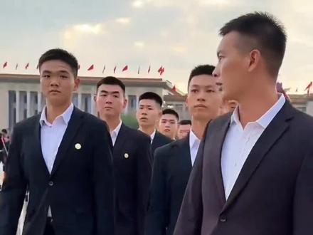 天安门神秘黑衣人#军人风采 #黑衣人 #致敬军人