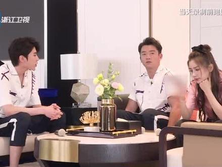 #奔跑吧 录制候场时,蔡徐坤教郑恺唱《情人》#十亿吨跑男的料