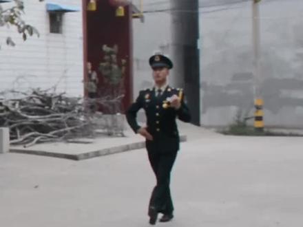 洛阳90后兵哥哥,三年参加两次大阅兵!探亲假期间在家乡给乡亲走正步。带回的阅兵照片却让妈妈落泪了。