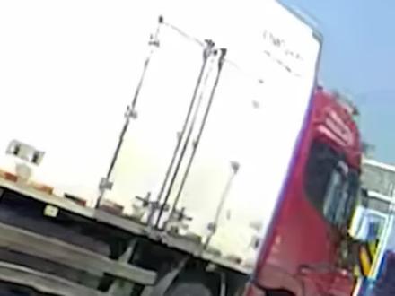 三轮车铁皮封窗闯红灯,险些被大货车撞倒,幸亏交警一路咆哮将其拦下#交通安全 #危险