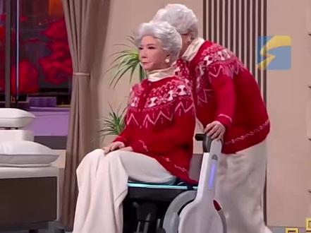 其实坐着轮椅的才是真蔡明,站着的蔡明都是机器人。真应了那句三十年河东,三十年河西。三十年前蔡明演机器人,三十年后机器人演蔡明。这是人形机器人的突破,真假蔡明,我差点没看出来…..