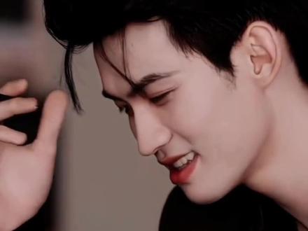 #为每一种未来
《吾岸》是一部由中泰合拍的高热度剧情爱情剧,改编自苏二两的小说《四面佛》,于2025年11月15日在GagaOOLala平台首播。该剧以暗黑风格和深刻情感博弈著称,聚焦权力、占有与救赎的主题,讲述了泰国财阀继承人樊霄(云旗 饰)与医药企业高管游书朗(郝熠然 饰)因一场追尾事故相遇后,展开的一段充满控制、挣扎与自我成长的复杂感情故事。
剧情亮点与人物塑造
樊霄:疯批与深情的矛盾体
樊霄并非传统意义上的“霸总”,而是一个集偏执、伪装与深情于一身的复杂角色。他表面温润如玉,实则阴狠决绝,对游书朗的爱始于占有,却在一次次伤害与悔悟中走向救赎。他的“疯批”行为——如第一集推门、第十集踹门——被解读为情感失控的象征,也展现了从试探到宣示主权的心理转变。
他用算计铺路,甚至联合他人演戏,只为给骄傲的游书朗一个“体面回头”的台阶,这种“口是心非的温柔”成为剧中最戳心的情感内核。
游书朗:清醒独立的成长线
游书朗是典型的“人间清醒”型主角,童年被遗弃的经历让他极度独立,却也渴望被爱。他在面对樊霄的强势追求时始终保有底线,即便被伤害也绝不妥协。剧中“雪夜囚牢”“佛堂决裂”等名场面,凸显了两人在权力不对等关系中的博弈与觉醒。
最终,他并未依赖他人救赎,而是在公益医疗中找到自我价值,呼应了剧名“吾岸”——真正的彼岸,是与自己和解后,再选择并肩同行。
文化融合与制作质感
剧中融入泰国四面佛“慈、悲、喜、舍”的哲学意象,隐喻人物多面性;画面采用低饱和色调,一集一色调的设计暗喻情绪变化;信息素以冷杉香、白兰香等视觉化特效呈现,极具电影质感。中泰合拍背景也让权谋斗争更具异域神秘感,超越一般BL剧的叙事层次。
观众评价与推荐理由
被誉为2025年最值得深品的耽美剧之一,情感张力强,角色非脸谱化,心理描写细腻。
适合喜欢深度情感、权力博弈、成长型叙事的观众,不落俗套,结局留有余韵。