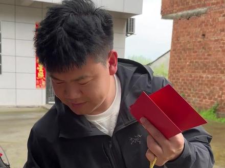 一张凳子两人坐,二话不说多尴尬,真是太实在了😅!