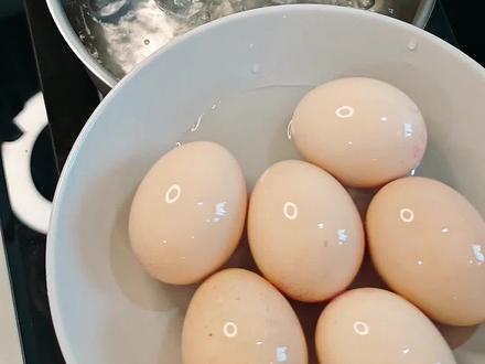 跟着蛋神煮鸡蛋,蛋门永存!#跟着蛋神煮鸡蛋 #煮蛋跟练 #几分几秒的蛋才是你的天菜 #跟我追热点 #当季新菜单挑战赛