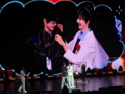 啊啊啊啊啊啊,gjh把手捧花给了普普,普普丢给了在场的嘉宾们~#dddd #郝熠然 #云旗 (胸花,白纱,手捧花!)