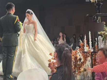 近日,山东潍坊。婚礼宣誓环节,新郎身着礼服一本正经地诵读结婚誓言,身旁的新娘看着新郎严肃的模样,嘴角忍不住上扬。#婚礼现场 #婚礼搞笑瞬间