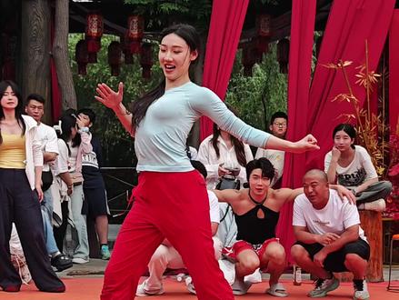 家人们帮我看看这是不是#中国舞赤赤 和#魔芋爽 两位老师啊!#万岁山武侠 #李可欣 #万岁山俏娘子