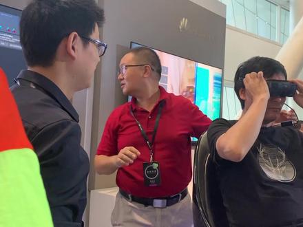 华为VR眼镜现场体验,便于携带的随身VR设备,仅比矿泉水瓶大一点