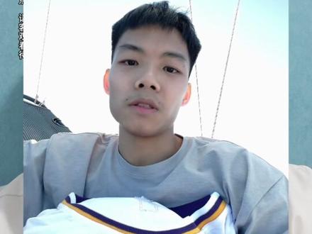 瘫痪小伙用氢气球升空 @顶级对抗路 #反骨仔 #顶级对抗路