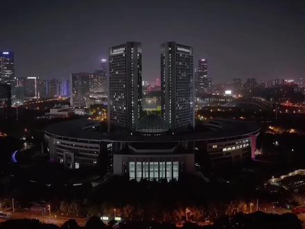 合肥一战封神,得到了全网的认可。曾经那个大县城,一举称为 中国科技第四城。合肥模式真是中国城市的学习标杆。未来的最大黑马城市。为合肥点赞,为中国科技点赞。#长鑫存储 #长鑫上市 #安徽#合肥#科普@抖音小助手