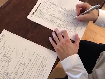 视频来源#西瓜创作人 :我是郭杰瑞 美国人挑战中国高考英语,在线崩溃!