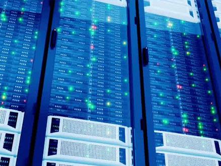 今天,A股存储芯片板块经历了一场惊心动魄的"闪崩"。午后,兆易创新直线跌停,封死跌停板;万润科技、中电港、太极实业、深科技集体躺平;普冉股份、江波龙跌幅超过10%。整个板块仿佛被按下了核按钮,场面一度十分惨烈。
但诡异的是,如果你关注行业基本面,会发现在过去几个月,存储芯片正处于一个被称为"超级牛市"的涨价周期。花旗银行预测今年DRAM价格要涨88%,NAND涨74%;Counterpoint的数据显示,今年一季度存储芯片价格还要再涨40%到50%。价格涨得比黄金还猛,为什么股价反而跌停了?
这背后藏着一个被很多人忽视的关键逻辑——K型分化。
现在的存储芯片市场,正在上演一场史无前例的"冰火两重天"。一头是AI算力需求带来的HBM高带宽内存疯狂缺货,三星、SK海力士的产能排到明年,价格坐火箭;另一头却是消费电子的寒冬,你手里的手机、电脑需要的传统存储芯片,需求疲软得令人担忧。
更麻烦的是这种"产能挤出效应"。原厂为了生产高利润的HBM,把大量产能从传统DRAM和NAND上抽走,导致普通存储芯片也跟着涨价。但问题是,下游的手机厂商根本买不起单。小米、OPPO今年纷纷下调出货量预期,幅度超过20%,vivo也下调了15%。Counterpoint的报告直接指出,200美元以下的低端手机,因为存储涨价,成本飙升了20%到30%,这让本就利润微薄的中低端市场雪上加霜。
你可以这样理解:上游原厂在AI的盛宴中狂欢,但下游的消费电子厂商却在为成本发愁。这种错配导致整个产业链的资金链极度紧张,市场情绪就像一根绷紧的弦,稍有风吹草动就断裂。
更要命的是行业预期的微妙变化。虽然涨价逻辑还在,但量的问题开始暴露。半导体行业有个规律叫"旺季不旺",原本三季度应该是全年最旺的时候,但兆易创新在业绩会上坦承,行业复苏的力度正在衰减,对三季度需求增长持"谨慎乐观"态度。当涨价已经无法刺激更多需求,反而在压制下游采购意愿时,市场开始重新评估这个"超级周期"的成色。
所以今天的跌停,不是存储芯片故事的终结,而是一次估值逻辑的残酷洗牌。那些单纯依靠涨价预期推高的股价,在需求现实面前摔了跟头。但与此同时,真正掌握HBM技术、绑定AI算力产业链的公司,可能在这次回调后迎来更好的买点。
#存储芯片 #兆易创新 #太极实业 #万润股份 #江波龙