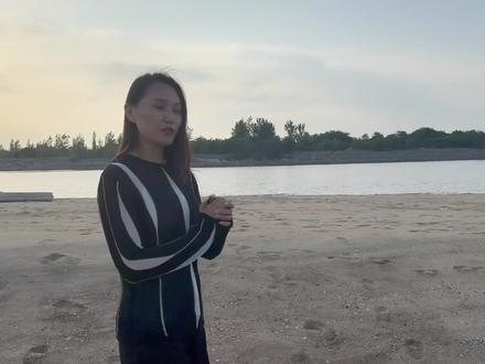 想来鲅鱼圈游玩的朋友看过来!选对沙滩是拥有完美海滨之旅的关键。这里将海岸线四块区域沙滩优缺点一网打尽:
• 一号沙滩在金泰酒店前,小众人少适合露营烤肉,但退潮有淤泥异味,不宜赶海游泳;
• 二号沙滩位于景区核心,热闹项目多,沙软适合赶海,周边吃住购便捷,指定区域可免费搭帐篷;
• 三号仙人岛沙滩是赶海天堂,海洋生物丰富,不过位置偏远;
• 四号白沙湾沙质最优,养殖区开放后赶海资源丰富,农家院性价比高,适合追求安静的游客。
此外,仅山海广场收停车费,帐篷搭建全部免费!高性价比的东北海滨游,别错过!#vlog十亿流量扶持计划 #鲅鱼圈海滩 #鲅鱼圈旅游攻略 #鲅鱼圈民宿 #落日晚霞