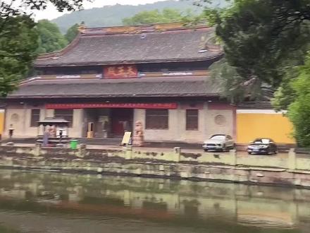 给师父拍完照,没想到他说狗哥才是真正的有缘人!我哭了#摄影 #街拍 #佛渡有缘人 #家乡地名能有多酷